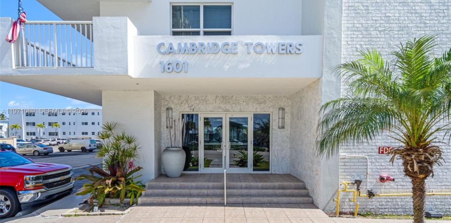 Кондоминиум с 2 спальнями в Холливуд, Флорида № 2036417