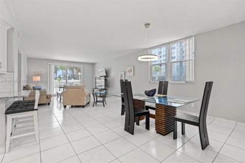 Купить кондоминиум в Холливуд, Флорида 2 спальни, 128.76м2, № 2036417 - фото 4