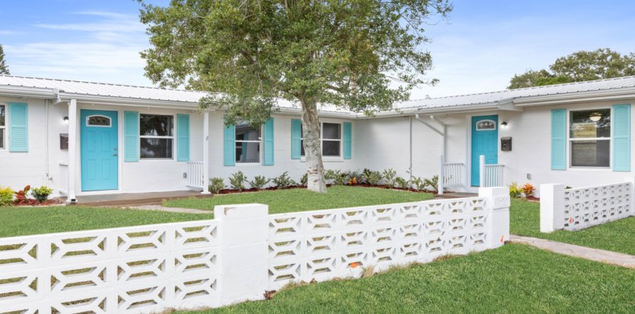 Duplex in Saint Augustine, Florida 4 bedrooms, 214.51 sq.m. № 772379