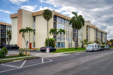 Condo in Hallandale Beach, Florida, 3 bedrooms № 2242783 - photo 6