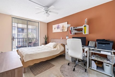 Condo in Hallandale Beach, Florida, 3 bedrooms № 2242783 - photo 20