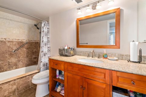 Condo in Hallandale Beach, Florida, 3 bedrooms № 2242783 - photo 24