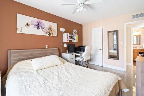 Condo in Hallandale Beach, Florida, 3 bedrooms № 2242783 - photo 21