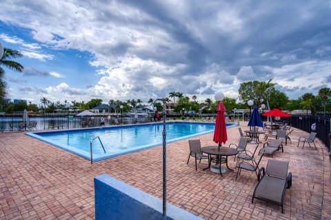 Condo in Hallandale Beach, Florida, 3 bedrooms № 2242783 - photo 3