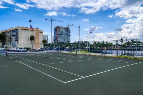 Condo in Hallandale Beach, Florida, 3 bedrooms № 2242783 - photo 5