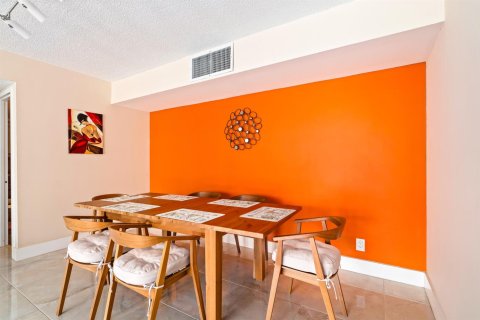 Condo in Hallandale Beach, Florida, 3 bedrooms № 2242783 - photo 19