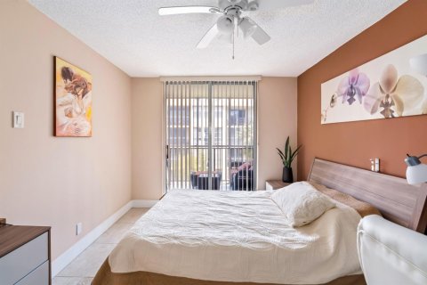 Condo in Hallandale Beach, Florida, 3 bedrooms № 2242783 - photo 22
