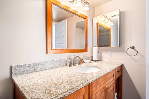 Condo in Hallandale Beach, Florida, 3 bedrooms № 2242783 - photo 26