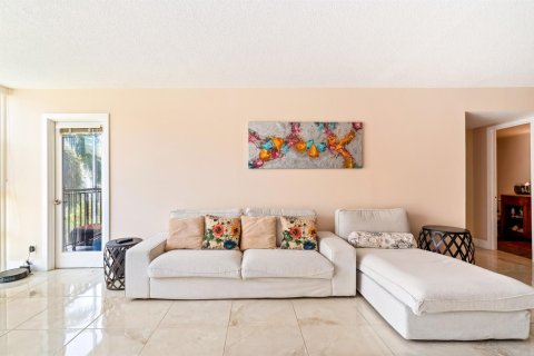 Condo in Hallandale Beach, Florida, 3 bedrooms № 2242783 - photo 18