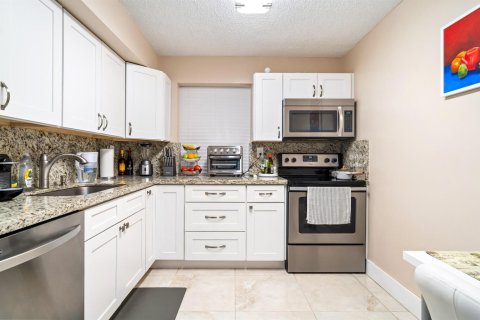 Condo in Hallandale Beach, Florida, 3 bedrooms № 2242783 - photo 27
