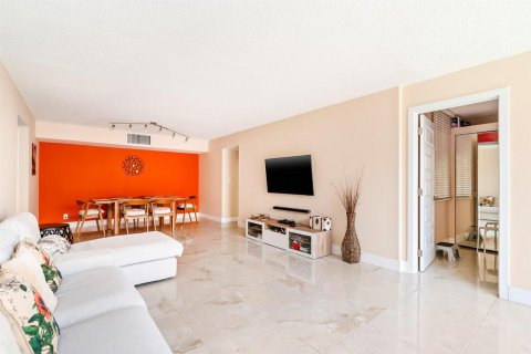 Condo in Hallandale Beach, Florida, 3 bedrooms № 2242783 - photo 17