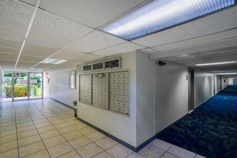 Condo in Hallandale Beach, Florida, 3 bedrooms № 2242783 - photo 9