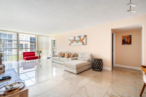 Condo in Hallandale Beach, Florida, 3 bedrooms № 2242783 - photo 12