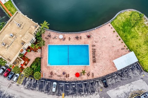 Condo in Hallandale Beach, Florida, 3 bedrooms № 2242783 - photo 2