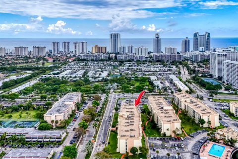 Condo in Hallandale Beach, Florida, 3 bedrooms № 2242783