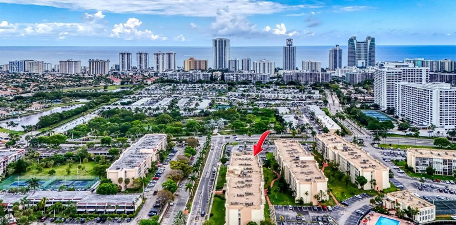Condo in Hallandale Beach, Florida, 3 bedrooms № 2242783