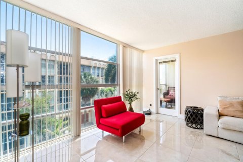 Condo in Hallandale Beach, Florida, 3 bedrooms № 2242783 - photo 15