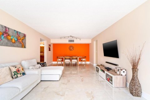 Condo in Hallandale Beach, Florida, 3 bedrooms № 2242783 - photo 16