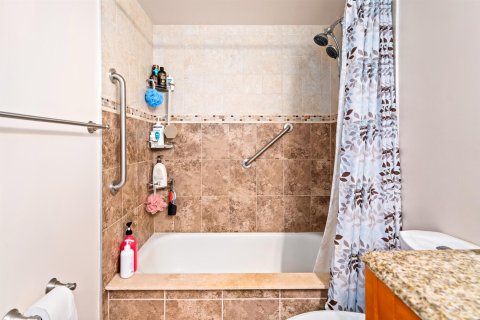 Condo in Hallandale Beach, Florida, 3 bedrooms № 2242783 - photo 25