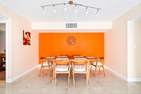 Condo in Hallandale Beach, Florida, 3 bedrooms № 2242783 - photo 14