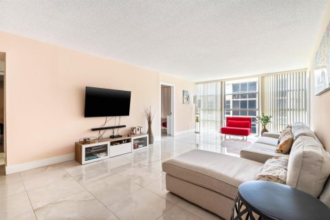 Condo in Hallandale Beach, Florida, 3 bedrooms № 2242783 - photo 13