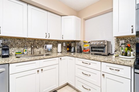 Condo in Hallandale Beach, Florida, 3 bedrooms № 2242783 - photo 28