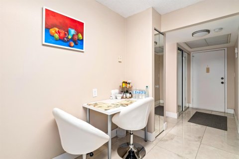 Condo in Hallandale Beach, Florida, 3 bedrooms № 2242783 - photo 30