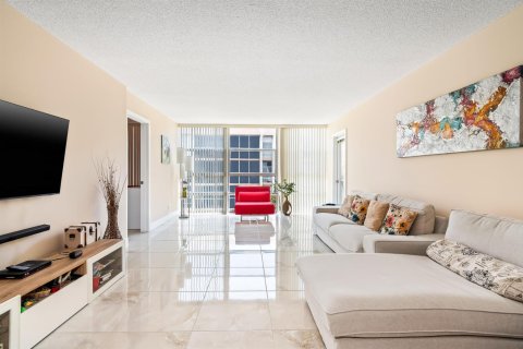 Condo in Hallandale Beach, Florida, 3 bedrooms № 2242783 - photo 11