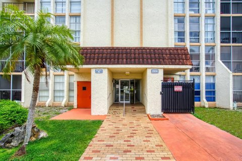 Condo in Hallandale Beach, Florida, 3 bedrooms № 2242783 - photo 8