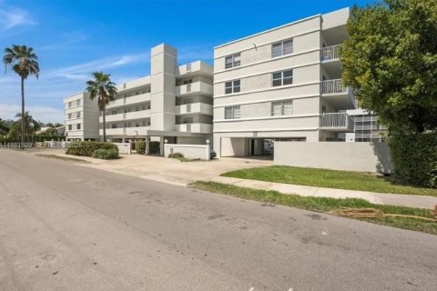 Condo in North Miami Beach, Florida, 2 bedrooms  № 2043294 - photo 11