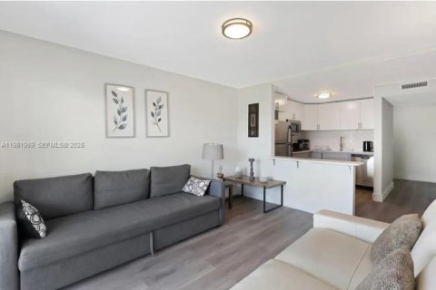 Condo in North Miami Beach, Florida, 2 bedrooms  № 2043294 - photo 4