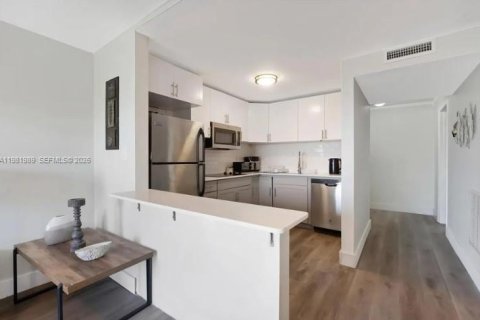 Condo in North Miami Beach, Florida, 2 bedrooms  № 2043294 - photo 2