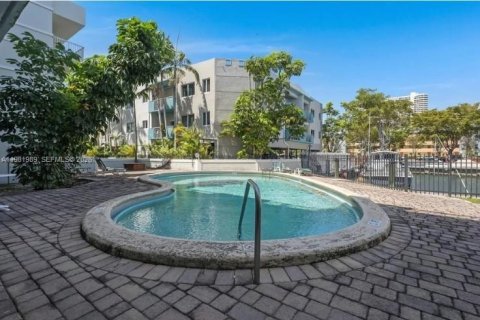 Condo in North Miami Beach, Florida, 2 bedrooms  № 2043294 - photo 9