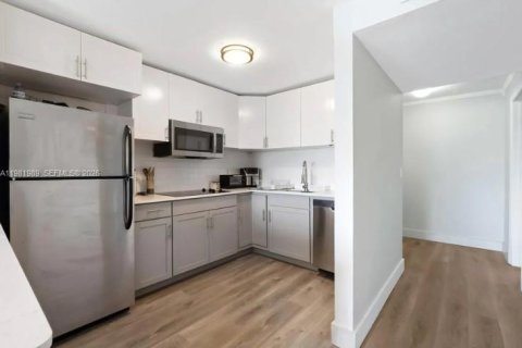 Condo in North Miami Beach, Florida, 2 bedrooms  № 2043294 - photo 3