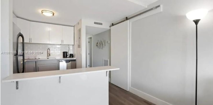 Condo in North Miami Beach, Florida, 2 bedrooms  № 2043294