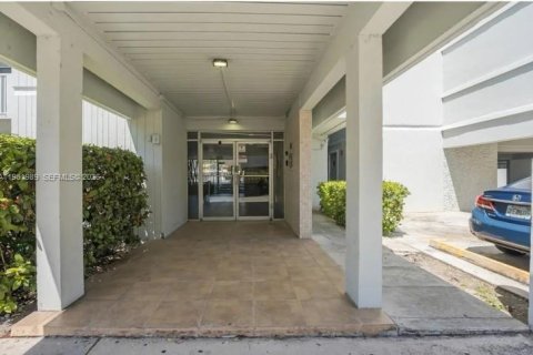 Condo in North Miami Beach, Florida, 2 bedrooms  № 2043294 - photo 10