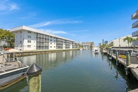 Condo in North Miami Beach, Florida, 2 bedrooms  № 2043294 - photo 8