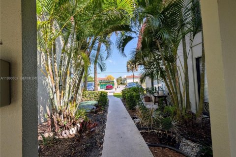 Condominio en alquiler en Coral Springs, Florida, 2 dormitorios, 69.96 m2 № 2058027 - foto 3