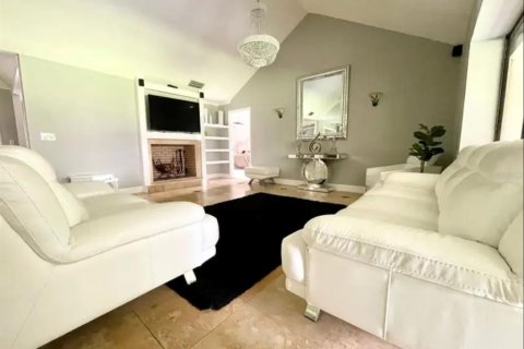 Снять в аренду виллу или дом в Лейкленд, Флорида 3 комнаты, 280.19м2, № 2099489 - фото 4