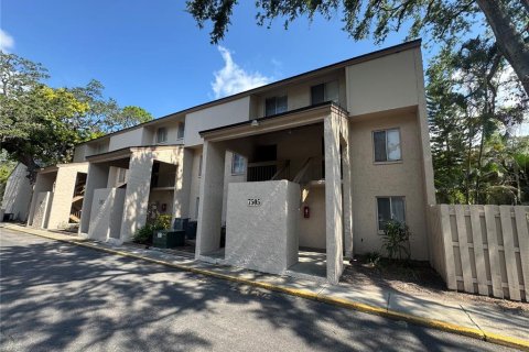 Condo in Tampa, Florida, 2 bedrooms  № 1880695 - photo 1