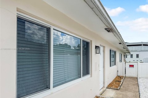 Casa en alquiler en Fort Lauderdale, Florida, 2 dormitorios, 102.19 m2 № 1953867 - foto 1