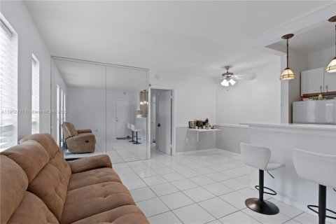 Condominio en alquiler en South Miami, Florida, 1 dormitorio, 47.38 m2 № 2019517 - foto 4