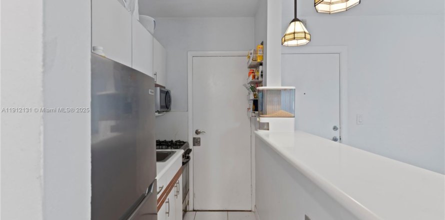 Condominio en South Miami, Florida, 1 dormitorio  № 2019517