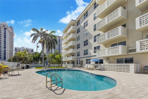 Condominio en venta en Hollywood, Florida, 1 dormitorio, 73.11 m2 № 1925574 - foto 3
