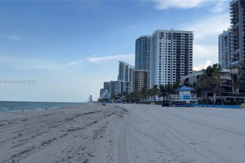 Condominio en venta en Hollywood, Florida, 1 dormitorio, 73.11 m2 № 1925574 - foto 1
