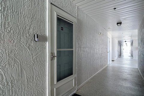 Condo in New Port Richey, Florida, 2 bedrooms  № 1904760 - photo 12