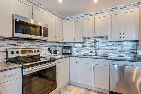 Condo in New Port Richey, Florida, 2 bedrooms  № 1904760 - photo 23