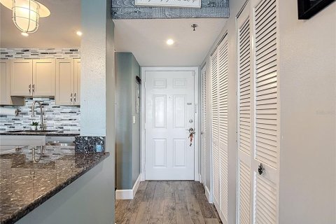Condo in New Port Richey, Florida, 2 bedrooms  № 1904760 - photo 15