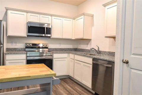 Снять в аренду таунхаус в Зеферхиллс-Норт, Флорида 3 спальни, 128.76м2, № 1898427 - фото 17