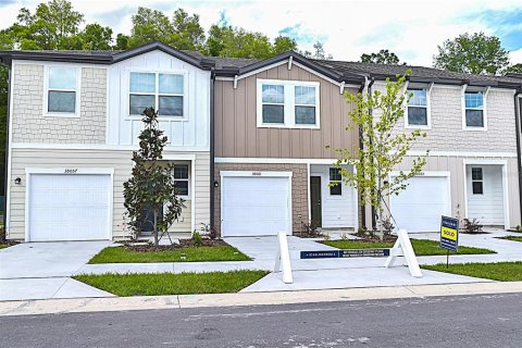 Снять в аренду таунхаус в Зеферхиллс-Норт, Флорида 3 спальни, 128.76м2, № 1898427 - фото 1